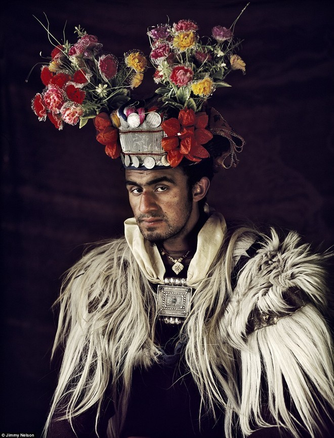 Bộ lạc Drokpa hiện có khoảng 2.500 thành viên sống trong 3 ngôi làng nhỏ tại thung lũng Ladakh, nằm ở Jammu và Kashmir, một khu vực tranh chấp giữa Ấn Độ và Pakistan. Họ là con cháu đích thực của người Aryan còn lại ở Ấn Độ