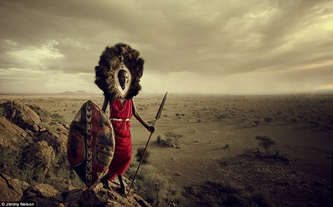 Bộ lạc bán du mục Maasai tại Đông Phi sinh sống ở phía nam Kenya và phía bắc Tanzania, dọc theo những vùng đất khô cằn của thung lũng Great Rift. Cuộc sống của họ dựa chủ yếu vào các cơn mưa đổ xuống khu vực để tìm thức ăn, nước và nuôi gia súc. Thực phẩm của người Maasai đều đến từ gia súc. Họ ăn thịt, uống sữa và thỉnh thoảng uống máu gia súc