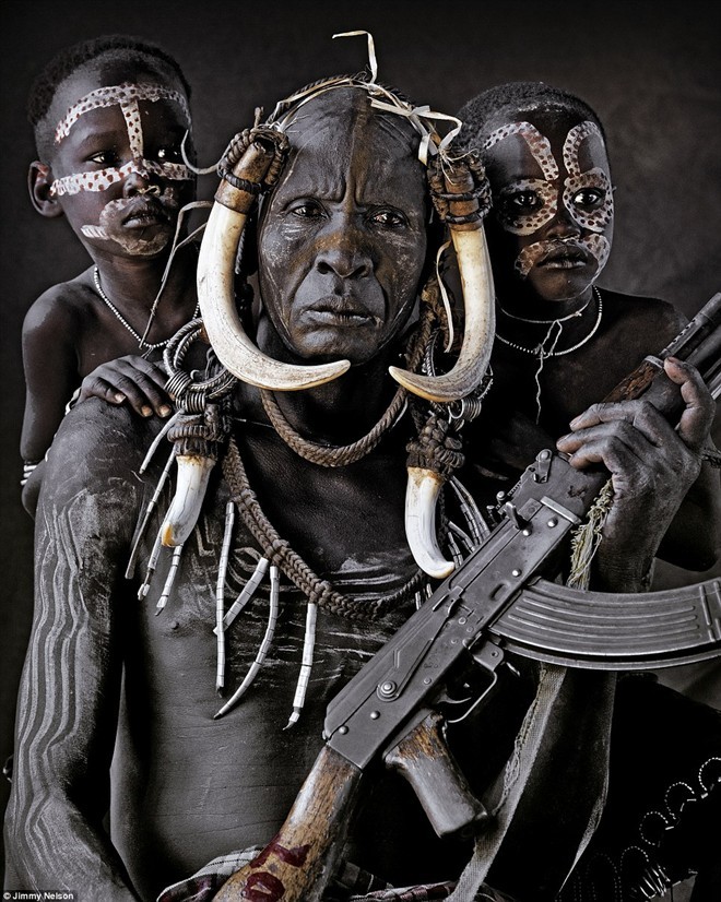 Người Mursi là một bộ lạc du mục chăn nuôi gia súc ở Great Rift châu Phi, phía tây nam Ethiopia. Họ sinh sống chủ yếu nhờ vào việc săn bắn, hái lượm, chăn nuôi gia súc và trồng lúa dọc theo bờ sông Omo