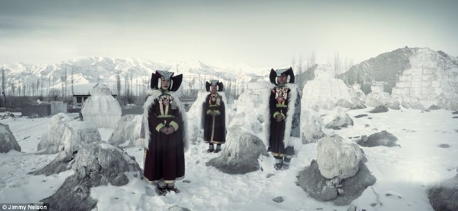 Người Ladakh sống trong những thung lũng núi cao nằm giữa 2 dãy núi Himalaya và Karakoram ở phía bắc Ấn Độ. Người Ladakh tôn thờ tôn giáo là Phật giáo Tây Tạng trong hơn 1.000 năm qua