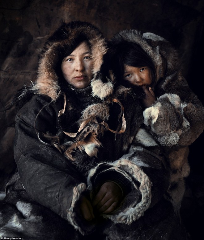 Chukchi là những người Bắc Cực cổ đại sinh sống chủ yếu ở bán đảo Chukotka. Người Chukchi chia ra 2 nền văn hóa khác biệt, gồm những người du mục chăn nuôi tuần lộc (Chauchu) sống sâu trong bán đảo Chukotka và những người săn bắn động vật biển (Ankalyn) sống dọc theo bờ biển Bắc Băng Dương