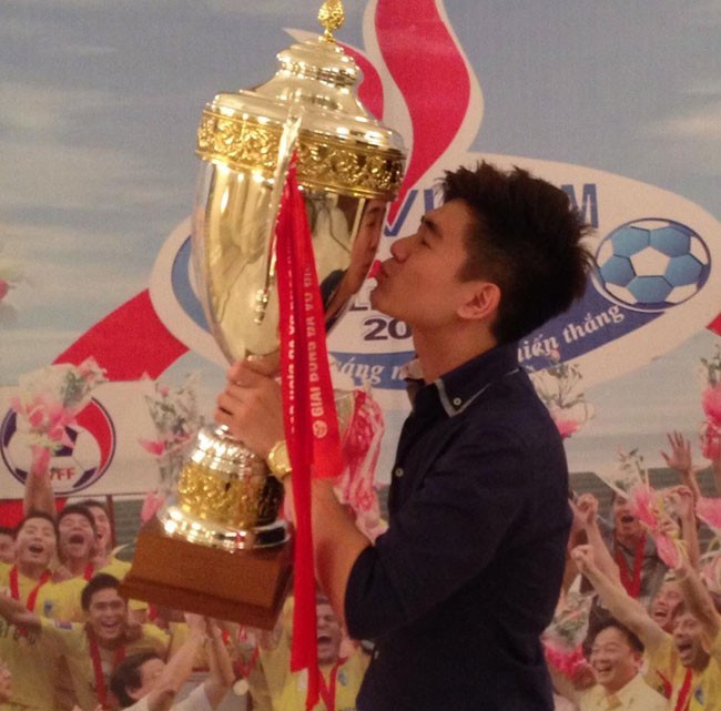 Đỗ Quang Vinh và hình ảnh hôn chiếc cup của đội bóng Hà Nội T&T