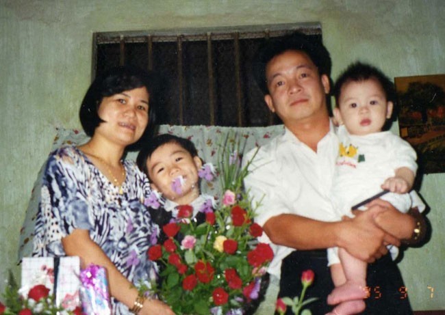 Vinh và gia đình trong một bức ảnh năm 1995. Khi đó, cả gia đình vẫn ở trong một ngôi nhà khá giản dị