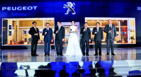 Hoa hậu Đặng Thu Thảo- đại sứ thương hiệu của Peugeot tại Việt Nam cùng lãnh đạo THACO và Peugeot tại lễ giới thiệu