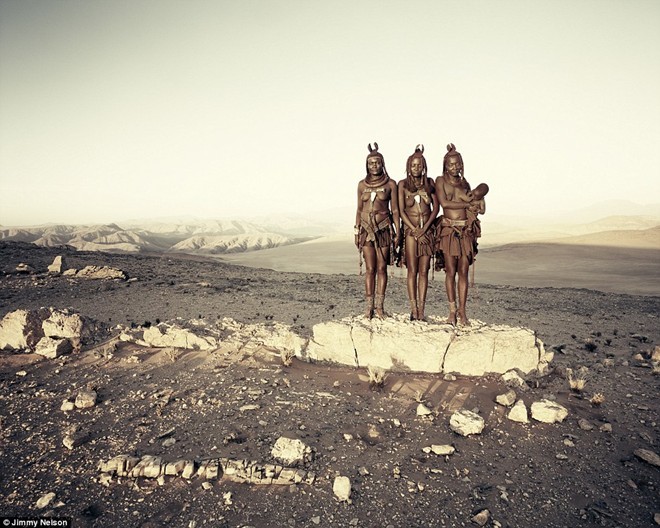Himba là một bộ lạc cổ xưa của những người chăn nuôi bán du mục. Từ thế kỷ 16, họ sống trong các khu định cư rải rác khắp khu vực sông Kunene ở phía tây bắc Namibia và tây nam Angola. Mặc dù bị tác động bởi cuộc sống hiện đại và dự án thủy điện trong khu vực, nhưng người Himba vẫn duy trì lối sống truyền thống từ đời này sang đời khác