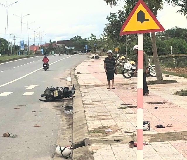 3 bà cháu thương vong sau cú xe máy lao thẳng vào cột báo giao thông - ảnh 1