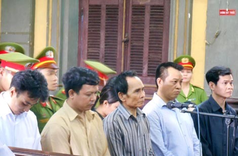 Vết trượt lầy của một vũ nữ bạo gan - ảnh 1