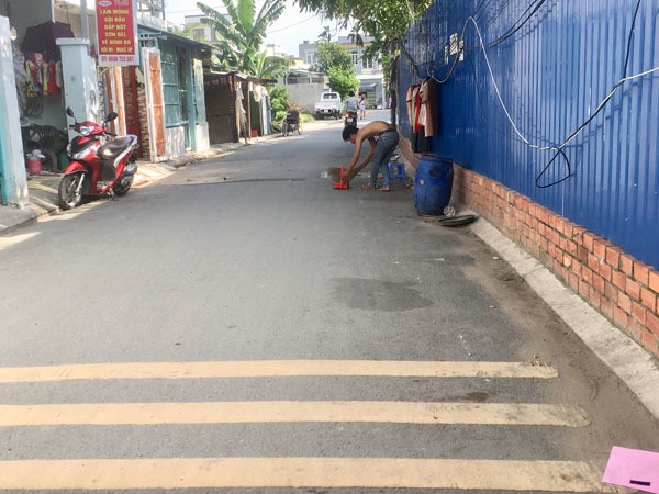 Đột kích 'xóm bà đẻ' ở Sài Gòn, phụ nữ vừa cho con bú vừa đánh bài - ảnh 3