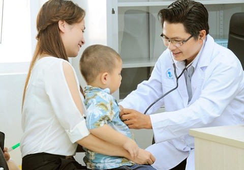 Cha mẹ chủ quan với bệnh viêm đường hô hấp trên ở trẻ là hại con - ảnh 1