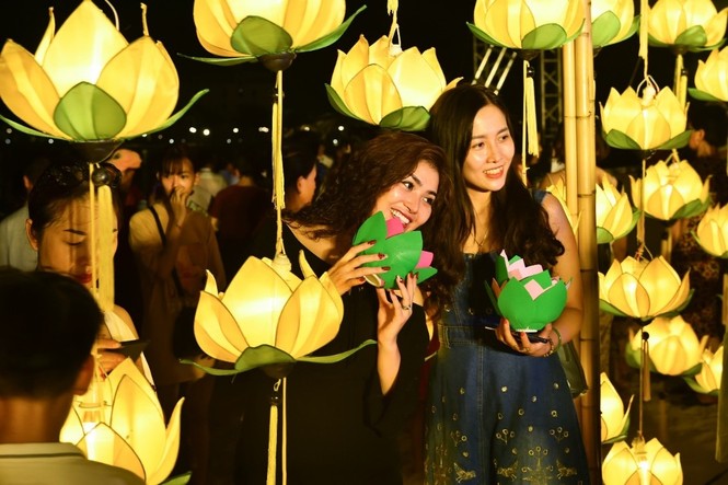 Thả đèn hoa đăng – Nét văn hóa mới tại Thành phố biển hồ Vinhomes Ocean Park - ảnh 2