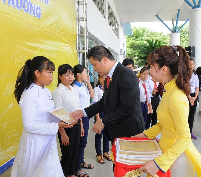 Nam A Bank trao học bổng, tuyên truyền bảo vệ môi trường cho học sinh Long An - ảnh 1