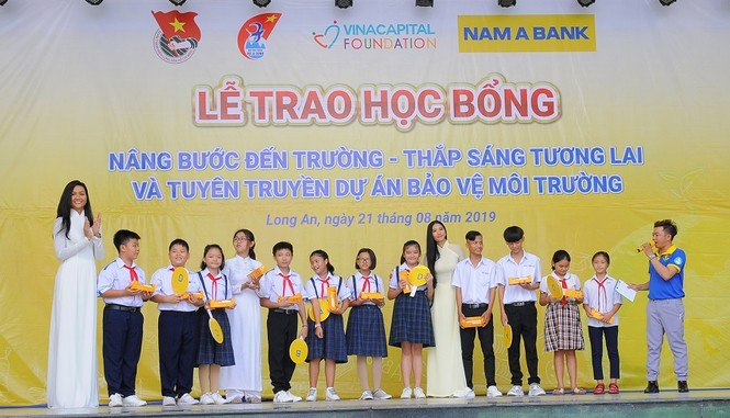 Nam A Bank trao học bổng, tuyên truyền bảo vệ môi trường cho học sinh Long An - ảnh 2