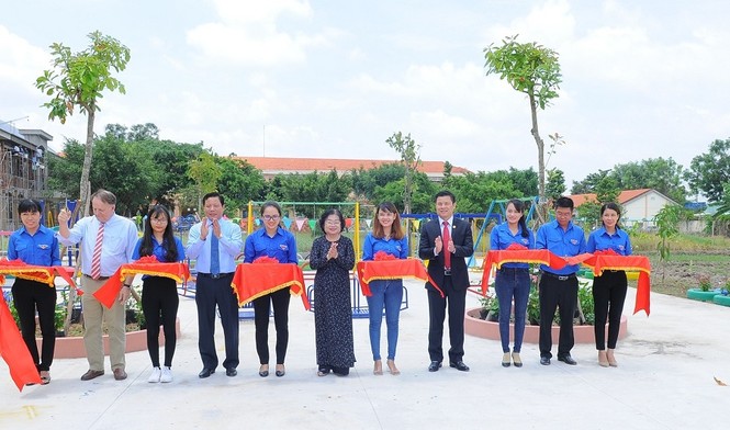 Nam A Bank trao học bổng, tuyên truyền bảo vệ môi trường cho học sinh Long An - ảnh 3