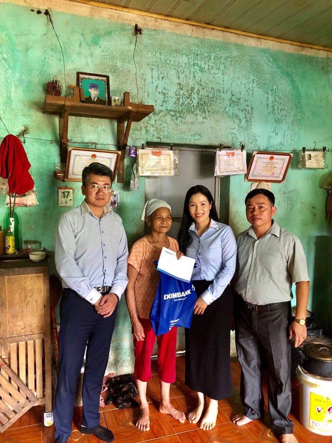 Eximbank thăm hỏi và tri ân mẹ Việt Nam anh hùng, gia đình liệt sĩ tỉnh Hòa Bình - ảnh 1