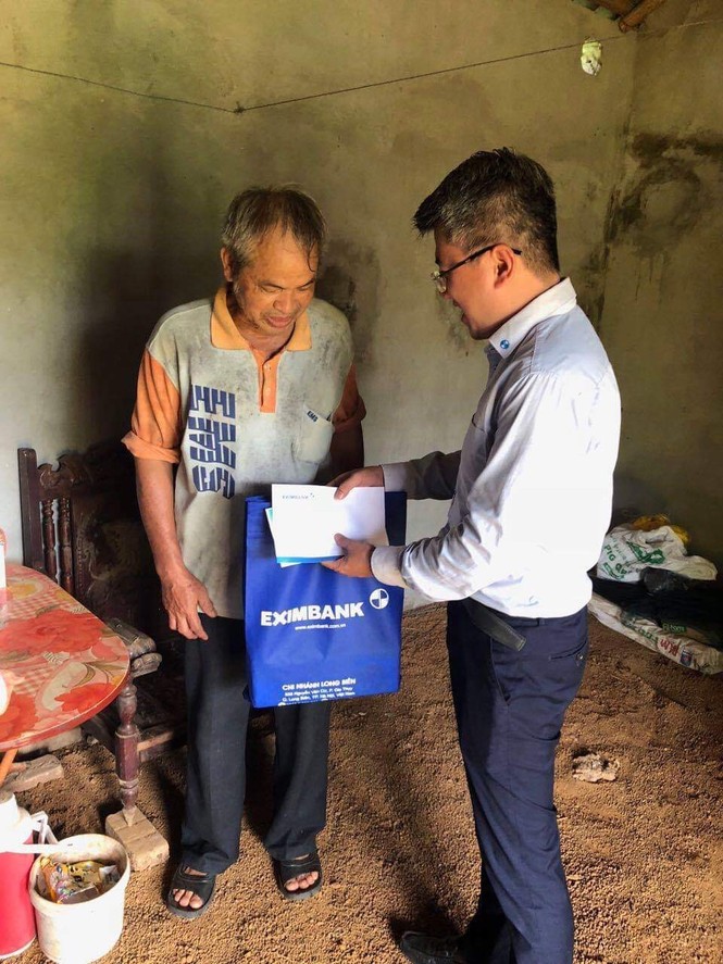 Eximbank thăm hỏi và tri ân mẹ Việt Nam anh hùng, gia đình liệt sĩ tỉnh Hòa Bình - ảnh 2