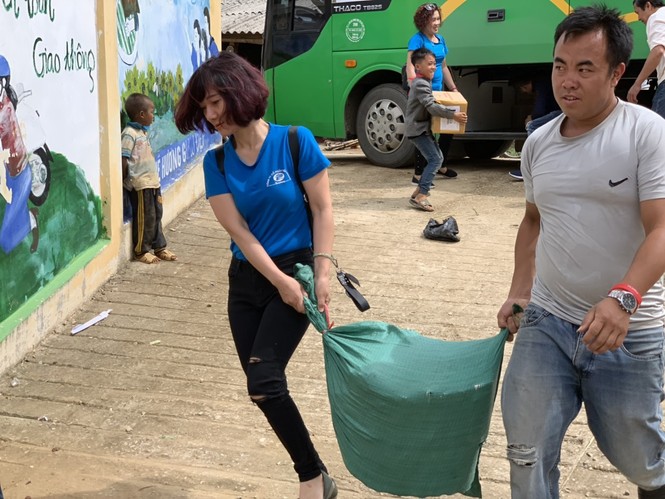 Nhà sách Tiền Phong tặng quà năm học mới cho học sinh nghèo vượt khó vùng cao - ảnh 2