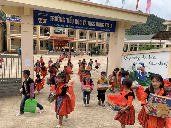 Nhà sách Tiền Phong tặng quà năm học mới cho học sinh nghèo vượt khó vùng cao - ảnh 3