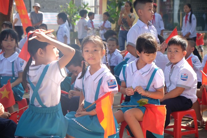 EVN HANOI đồng hành cùng học sinh khó khăn trong năm học mới - ảnh 3