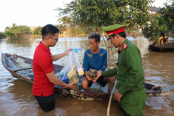 Vietlott cùng Trung đoàn Cảnh sát cơ động Bắc Trung Bộ cứu trợ tại Hà Tĩnh, Quảng Bình - ảnh 2