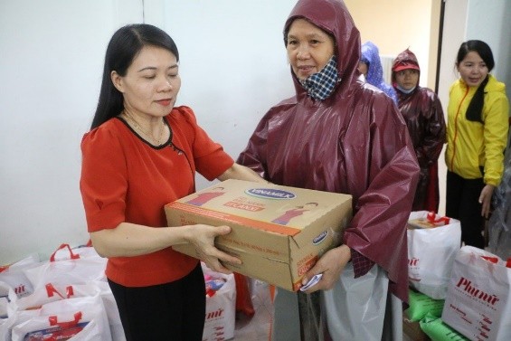 Người lao động Vinamilk góp ngày lương, hỗ trợ miền Trung mùa bão lũ gần 4 tỷ đồng - ảnh 1