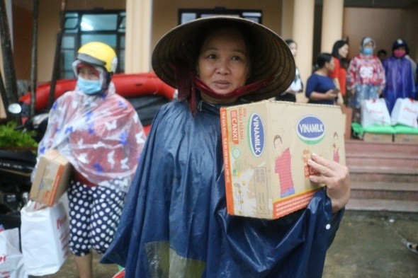 Người lao động Vinamilk góp ngày lương, hỗ trợ miền Trung mùa bão lũ gần 4 tỷ đồng - ảnh 2