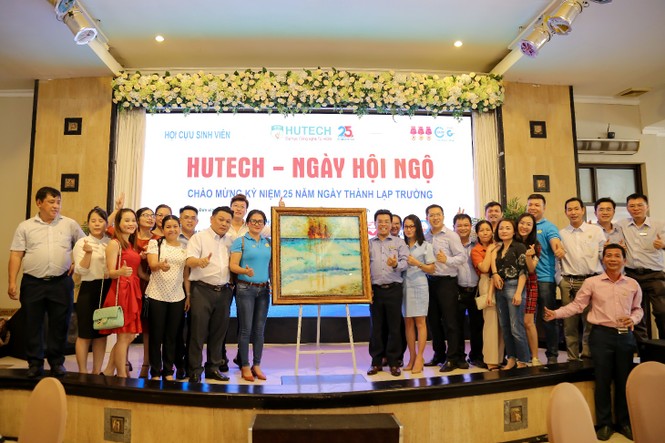 Cựu sinh viên HUTECH tặng hơn 250 triệu cho sinh viên và đồng bào miền Trung - ảnh 1