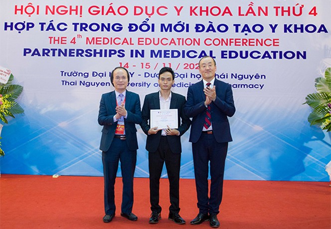 Giảng viên Đại học Duy Tân được Trao tặng Danh hiệu “Nhà giáo trẻ Tiêu biểu” năm 2020 Anh_4_bai_pr_ksog