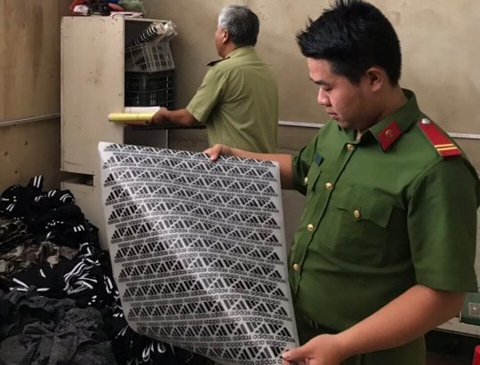 Phát hiện cơ sở sản xuất đồ thể thao giả thương hiệu nổi tiếng - ảnh 2
