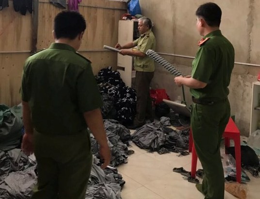Phát hiện cơ sở sản xuất đồ thể thao giả thương hiệu nổi tiếng - ảnh 1