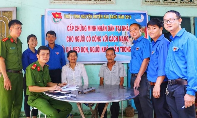 Đoàn thanh niên đến tận nhà giúp dân giải quyết thủ tục hành chính - ảnh 2