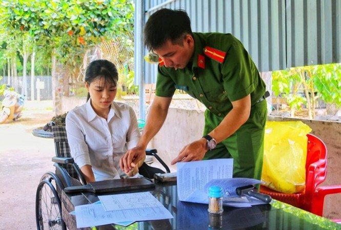 Đoàn thanh niên đến tận nhà giúp dân giải quyết thủ tục hành chính - ảnh 3