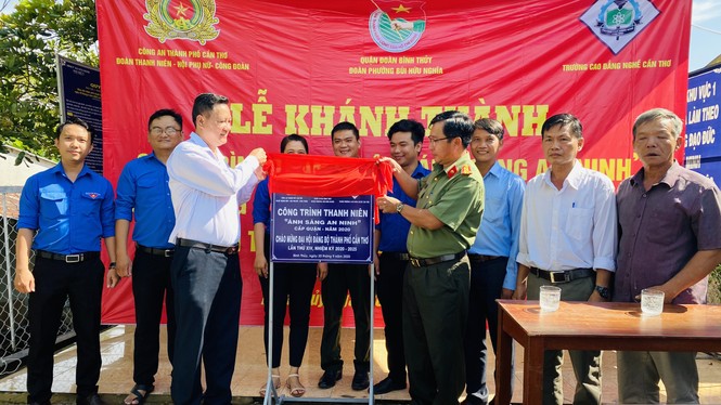 Tuổi trẻ Cần Thơ góp sức thắp sáng làng quê mừng Đại hội Đảng - ảnh 3