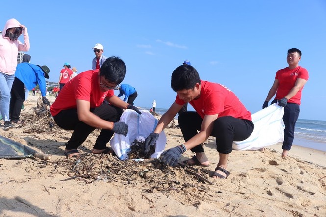 Hơn 1.000 thanh niên xung kích tham gia chiến dịch làm sạch biển - ảnh 2