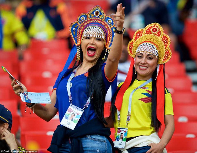 Màn đọ sắc ‘một chín một mười’ của dàn fan nữ tuyển Anh và Colombia - ảnh 9