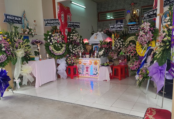 Cô gái chết với vết cắt ở cổ bên cạnh người tình - ảnh 2