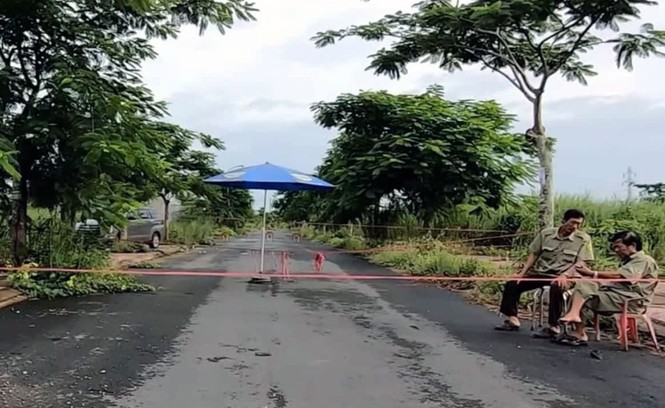 Cô gái chết với vết cắt ở cổ bên cạnh người tình - ảnh 1