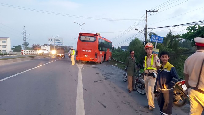 Xe khách tông nát dải phân cách rồi nằm trên cầu Bến Chùa - ảnh 2