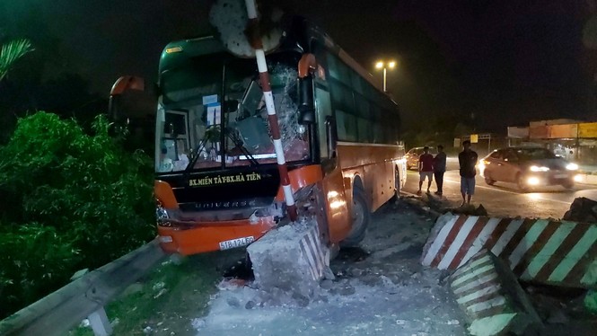 Xe khách tông nát dải phân cách rồi nằm trên cầu Bến Chùa - ảnh 1