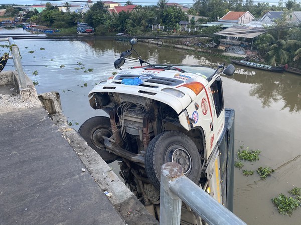 Prosecuting a trucker who caused the collapse of a bridge in Tien Giang - photo 1