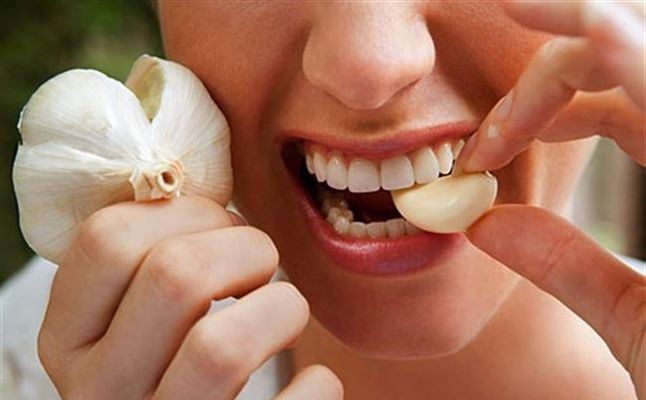 Mắc những bệnh này ăn tỏi độc vô cùng - ảnh 1
