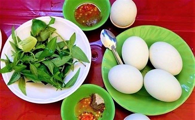 Ăn trứng vịt lộn theo cách này có thể thành ... thuốc độc - ảnh 1