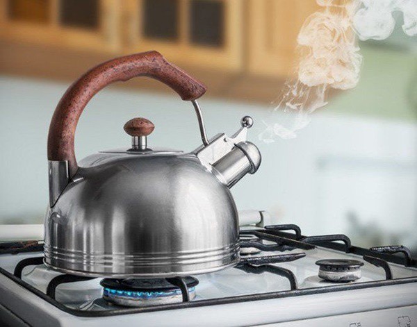 Ung thư vì uống nước đun sôi để nguội theo cách này - ảnh 1