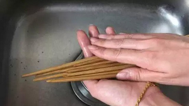 Sai lầm 'độc khủng khiếp' khi rửa bát đũa khiến cả nhà mang bệnh - ảnh 2
