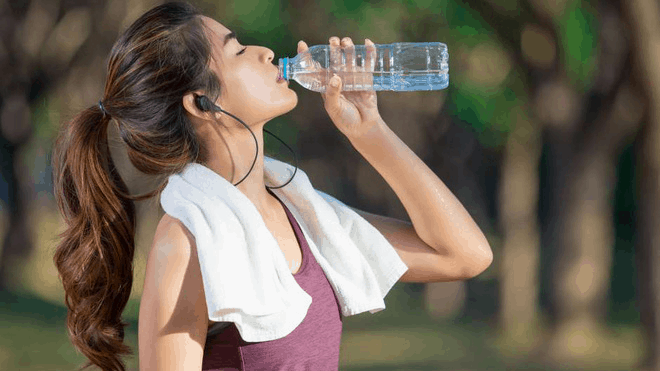 Có thể 'giết' sức khỏe nếu uống nước theo những cách này - ảnh 1