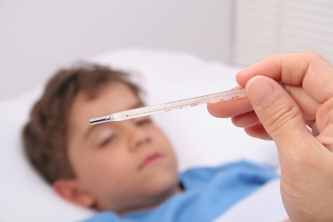 Cách phân biệt trẻ mắc cúm và bị cảm lạnh, cha mẹ cần biết để 'cứu' con - ảnh 1