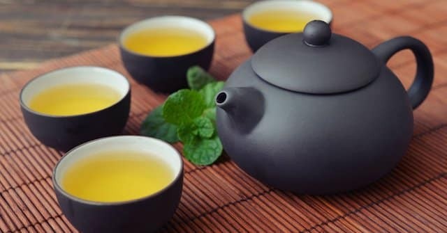 Những cách uống nước 'hủy diệt' gan thận, nhiều người Việt đang làm hàng ngày - ảnh 3
