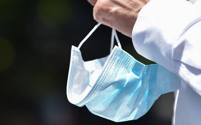 Bác sỹ chỉ cách chống mụn và dị ứng da mặt do đeo khẩu trang - ảnh 1