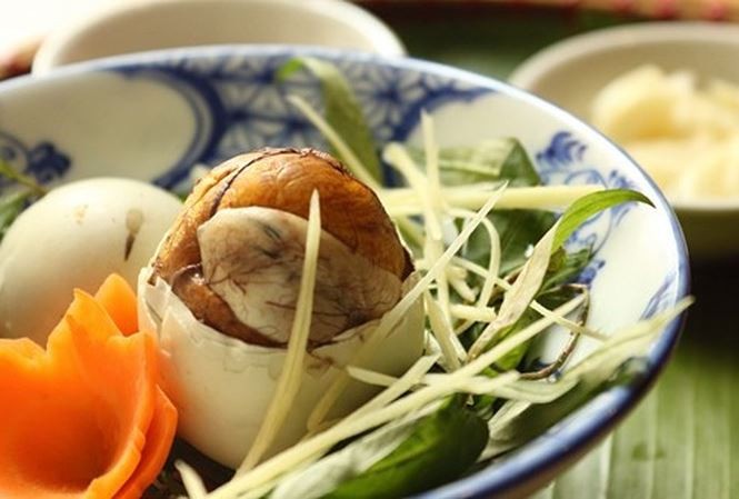 Những 'đại kỵ' khi ăn trứng vịt lộn không phải ai cũng biết để tránh rước họa vào thân - ảnh 1