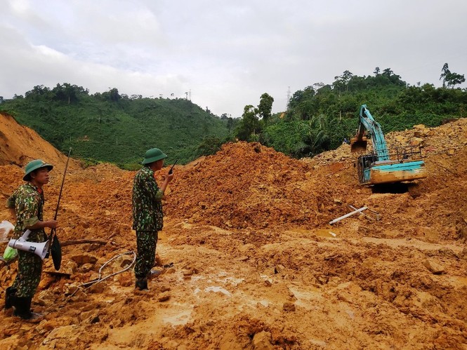 Cứu nạn tại Rào Trăng 3: Khó khăn nối lại tìm kiếm, cho người nhà nạn nhân vào hiện trường - ảnh 2