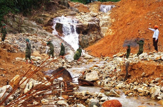 Cận cảnh những khối bê tông ‘khủng’ nghi vùi lấp nạn nhân mất tích ở Rào Trăng 3 - ảnh 6